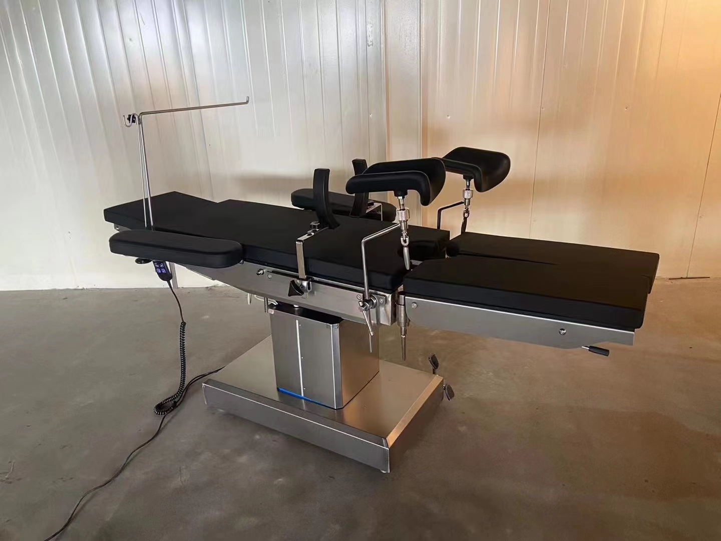 Radiolucent Orthopedic Operating Table Electric C-Arm X-Ray Operating Table Electric Operation Theatre Table