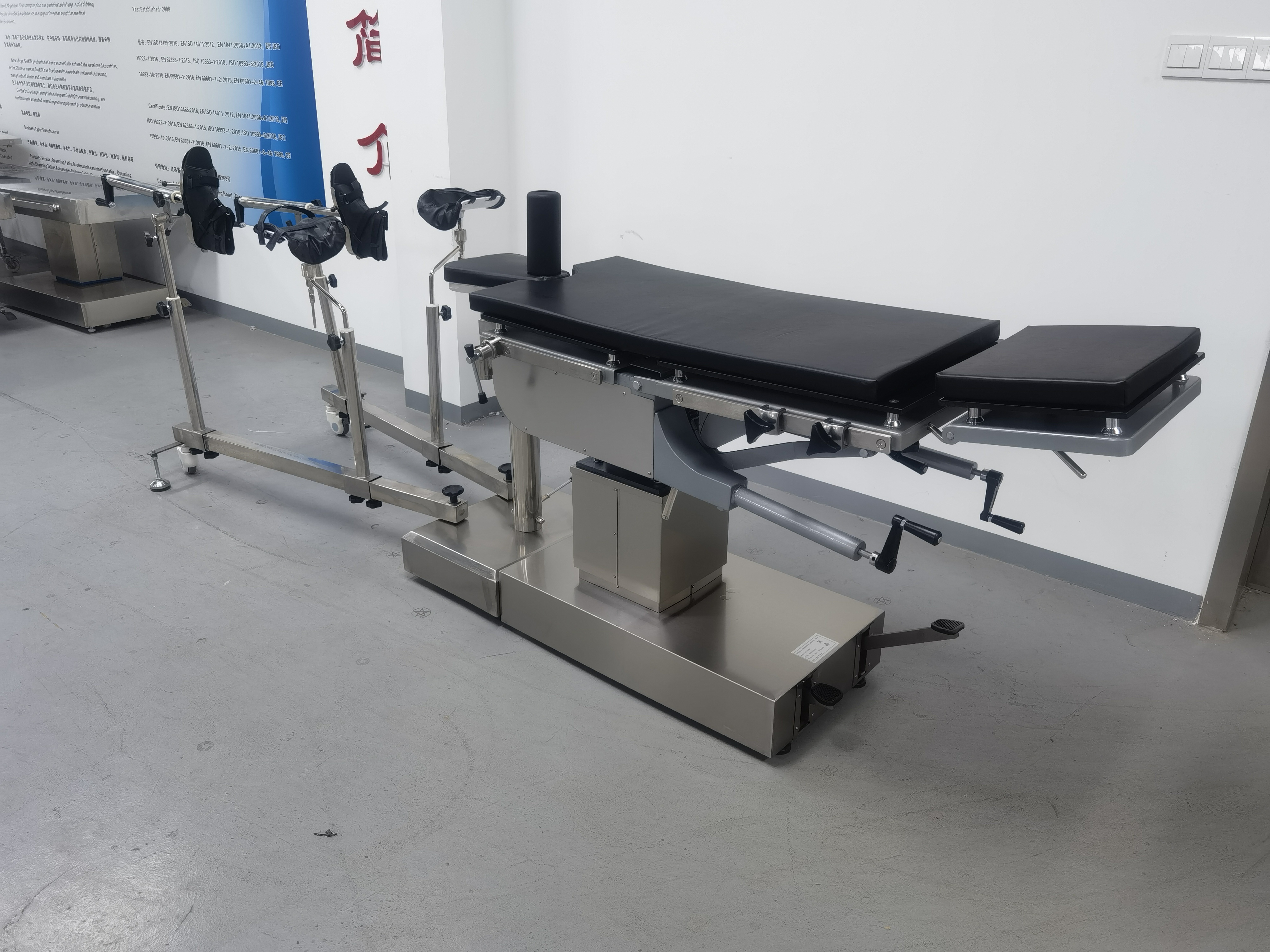 Manual Hyraulic Orthopedic Surgical Table X-RAY Radiolucent Operating Table T With Mobile Floor Traction Frame