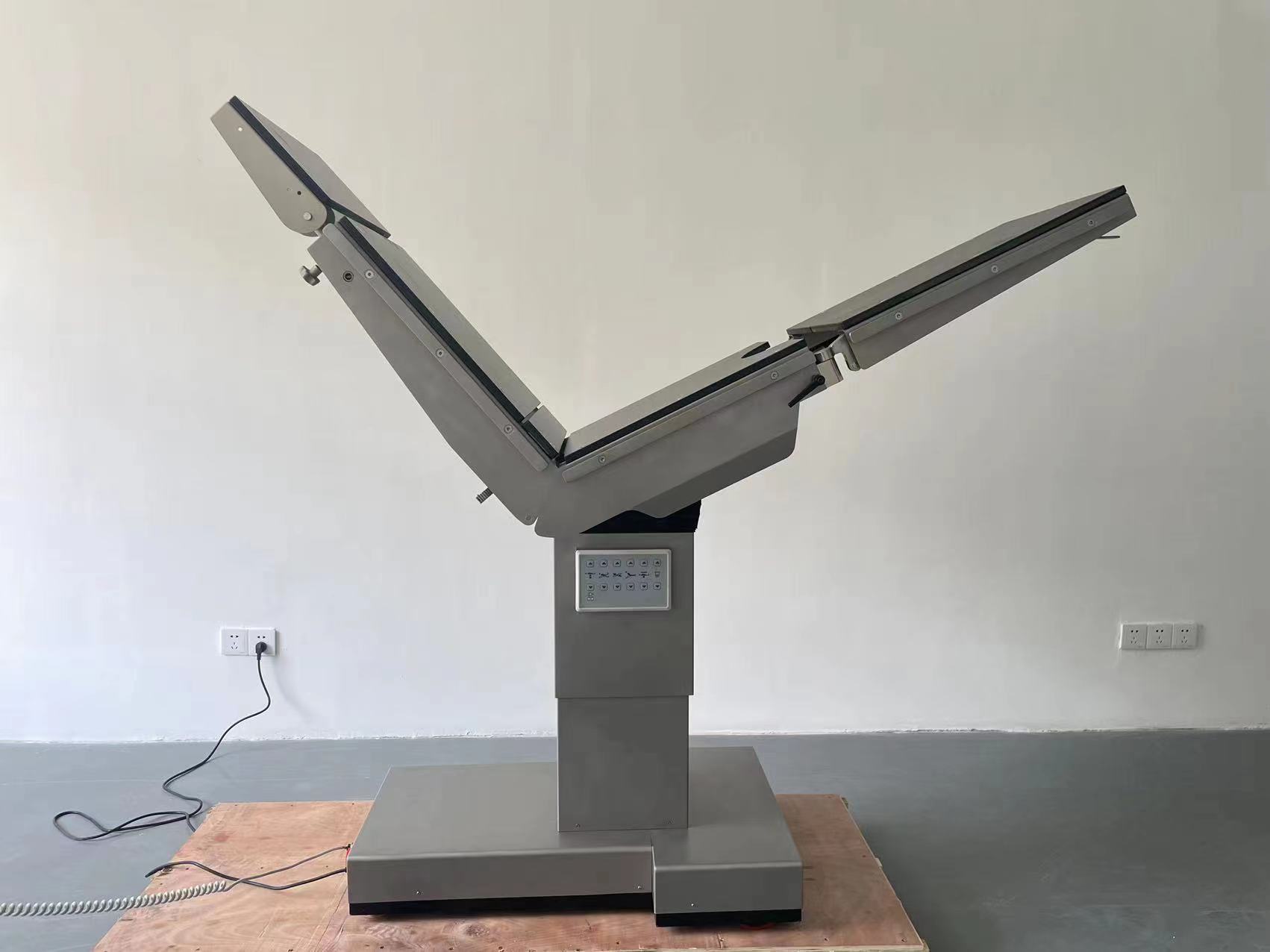 High Level Two Controls Electric Operating Table Flex/refelx C-arm Radiolucent Electric Operating Table With Battery