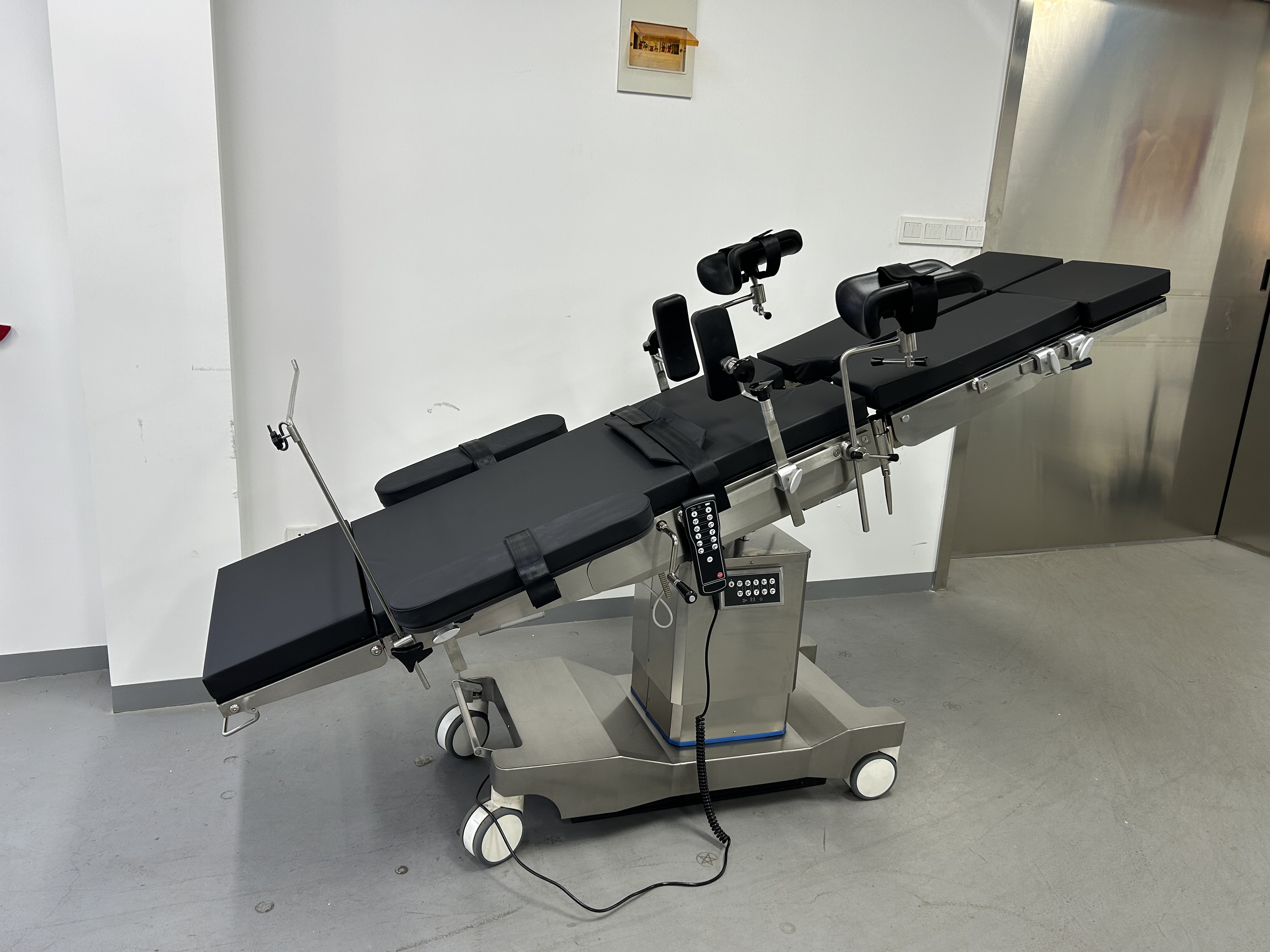 SXD8801-A Two Controls Electric Operating Table Manufacturer Universal Type With Battery C-ARM X-RAY Feature One Reset High End Accessory