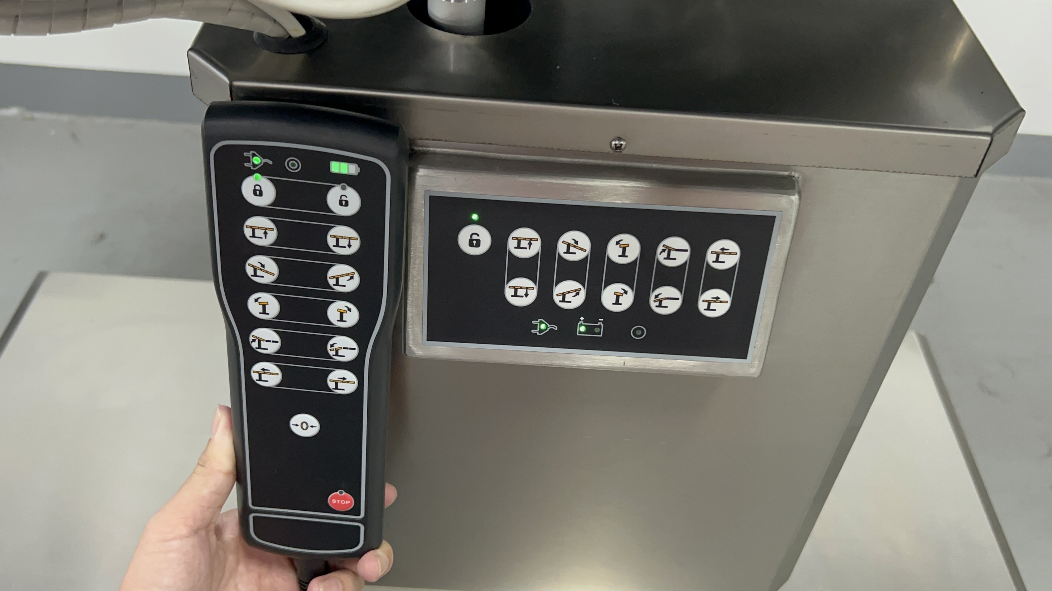 SXD8801-A Two Controls Electric Operating Table Manufacturer Supplier Dual Controls Universal Electric Surgical Table With Battery