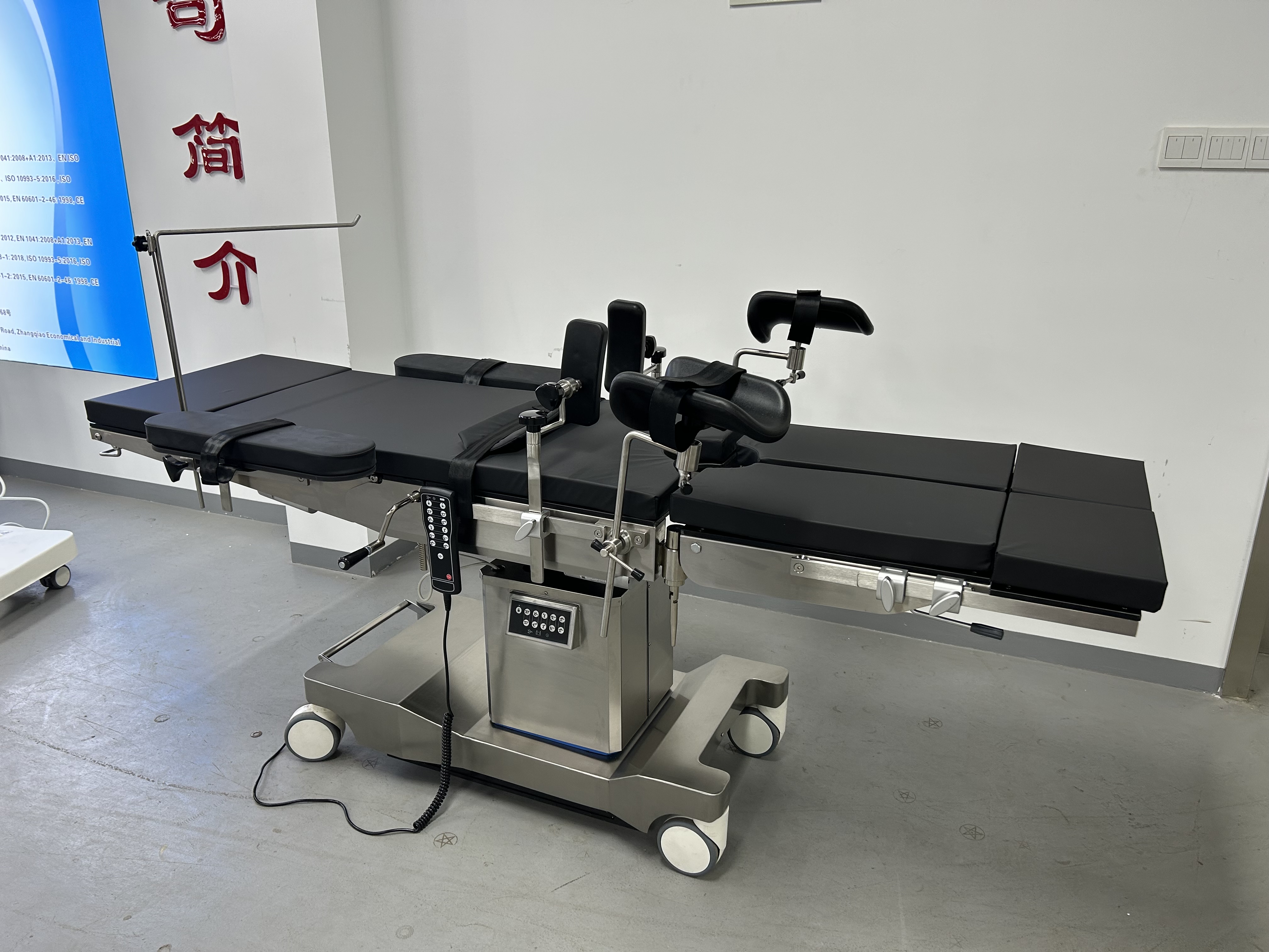 SXD8801-A Two Controls Electric Operating Table Manufacturer Universal Type With Battery C-ARM X-RAY Feature One Reset High End Accessory