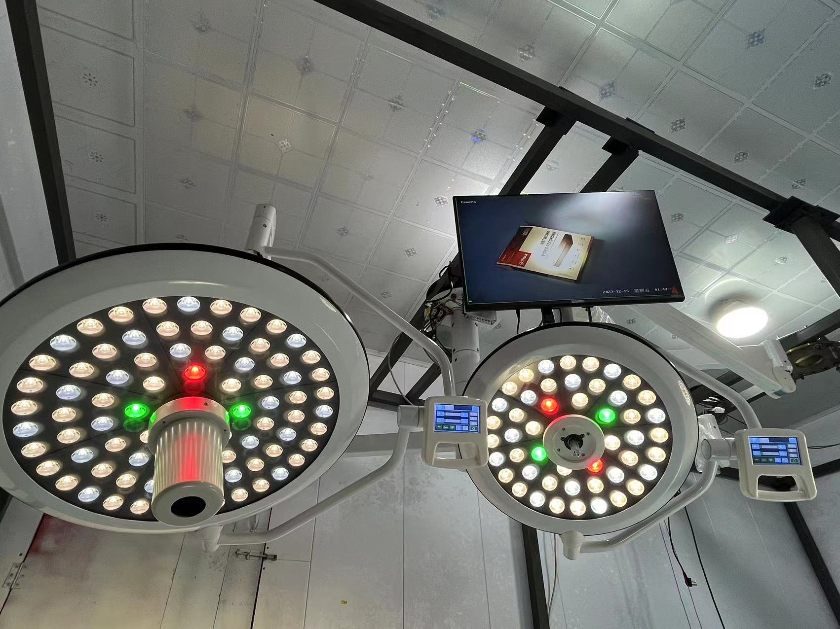 3 Arms Ceiling Mounted Led Colored Surgical Lamp Operating Room Lights With Camera And Monitor