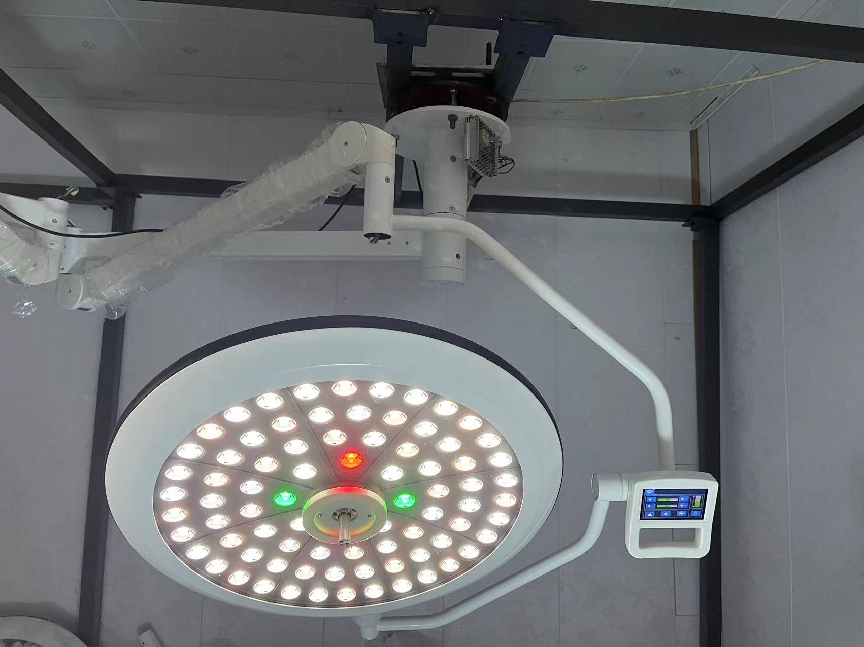 700/700 Ceiling Mounted VET Dental Led Operating Light With LCD Control Panel