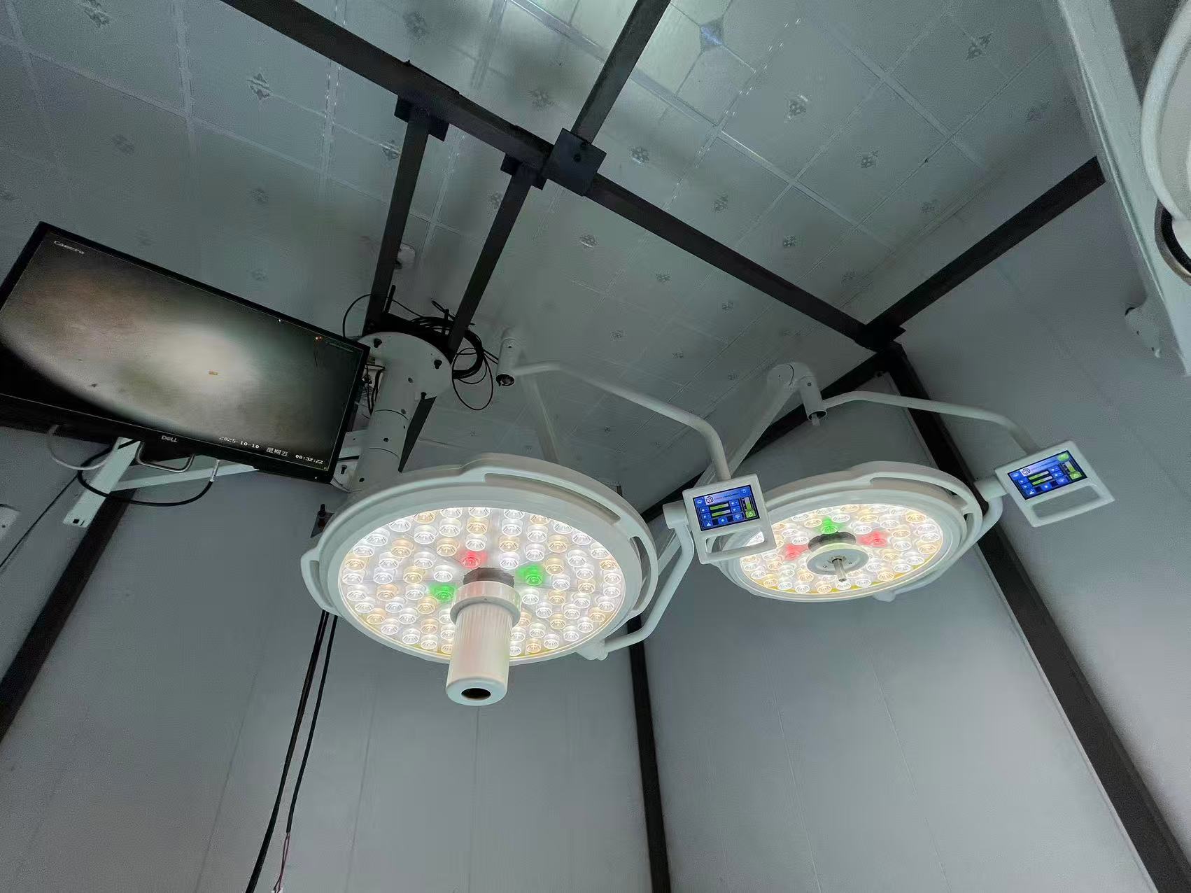Ceiling Mounted 3 Arms Led Operating Lights With Camera And Monitor