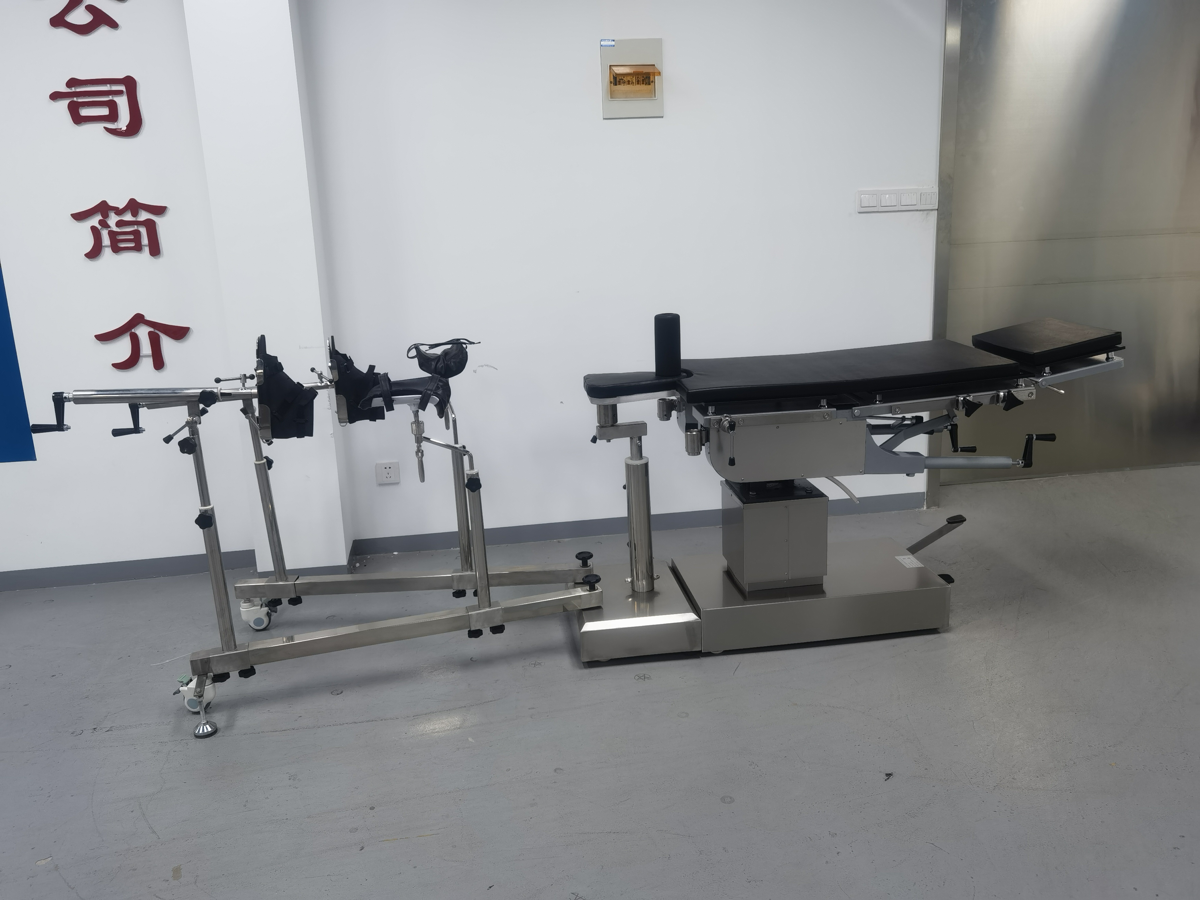 Manual Hyraulic Orthopedic Surgical Table X-RAY Radiolucent Operating Table T With Mobile Floor Traction Frame