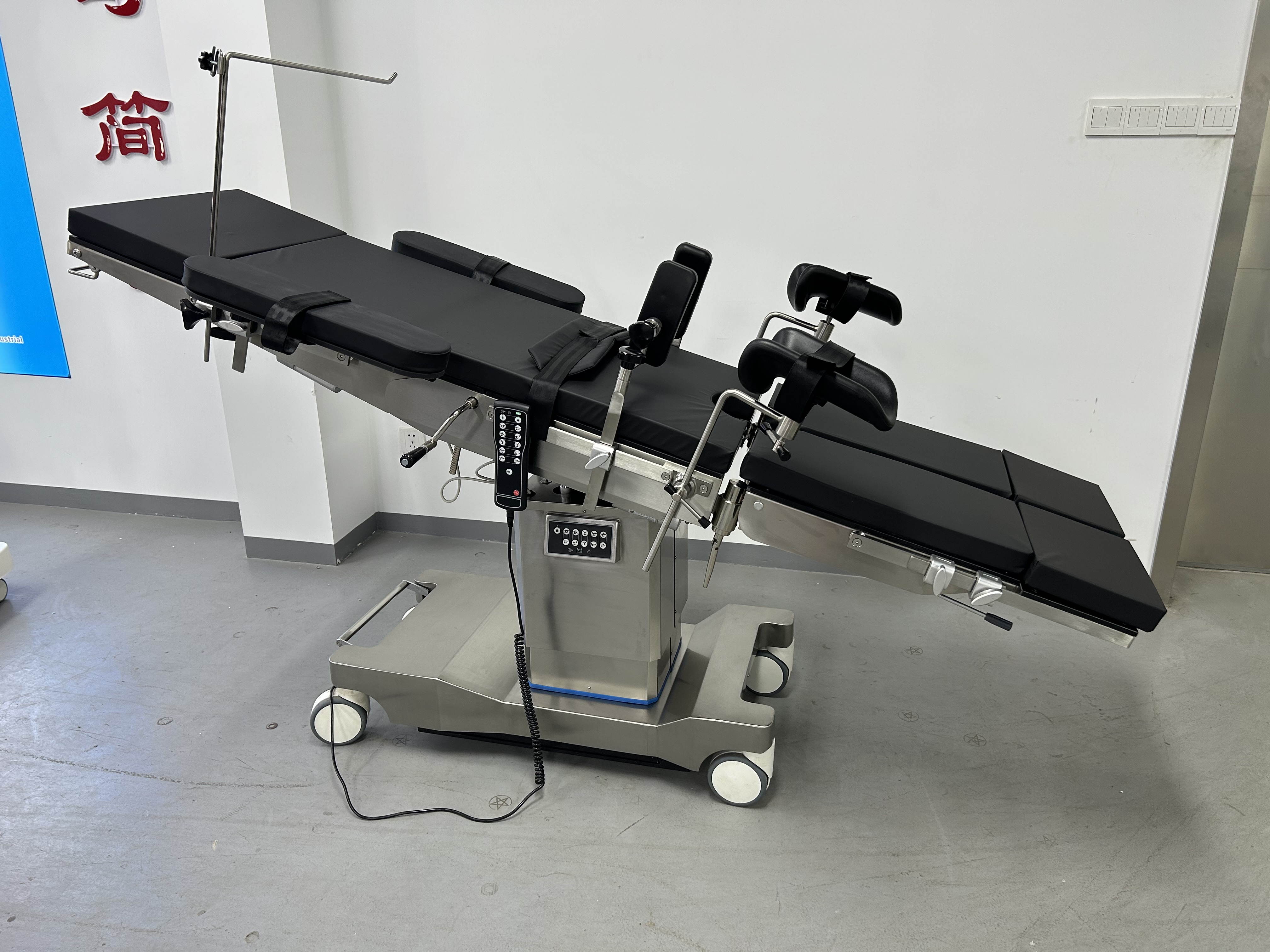 SXD8801-A Two Controls Electric Operating Table Manufacturer Universal Type With Battery C-ARM X-RAY Feature One Reset High End Accessory