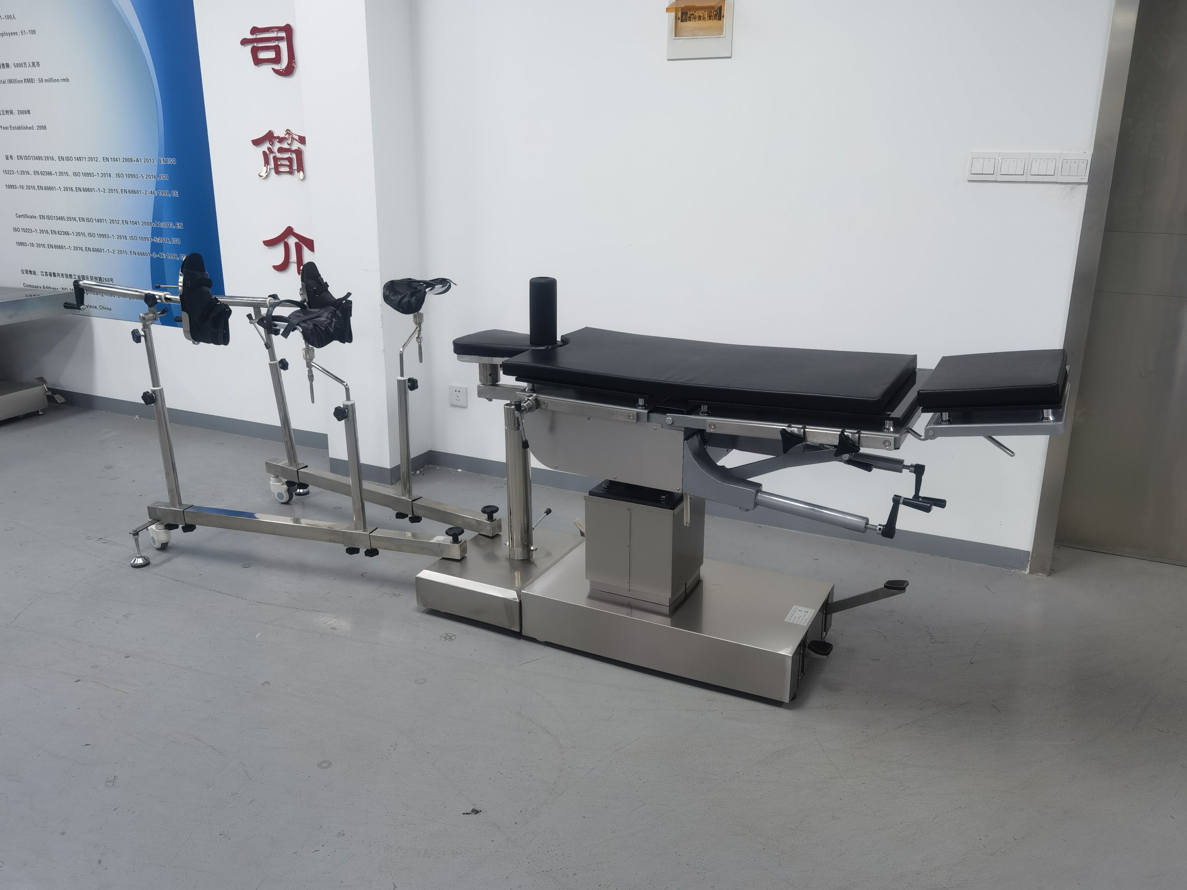 Manual Hyraulic Orthopedic Surgical Table X-RAY Radiolucent Operating Table T With Mobile Floor Traction Frame