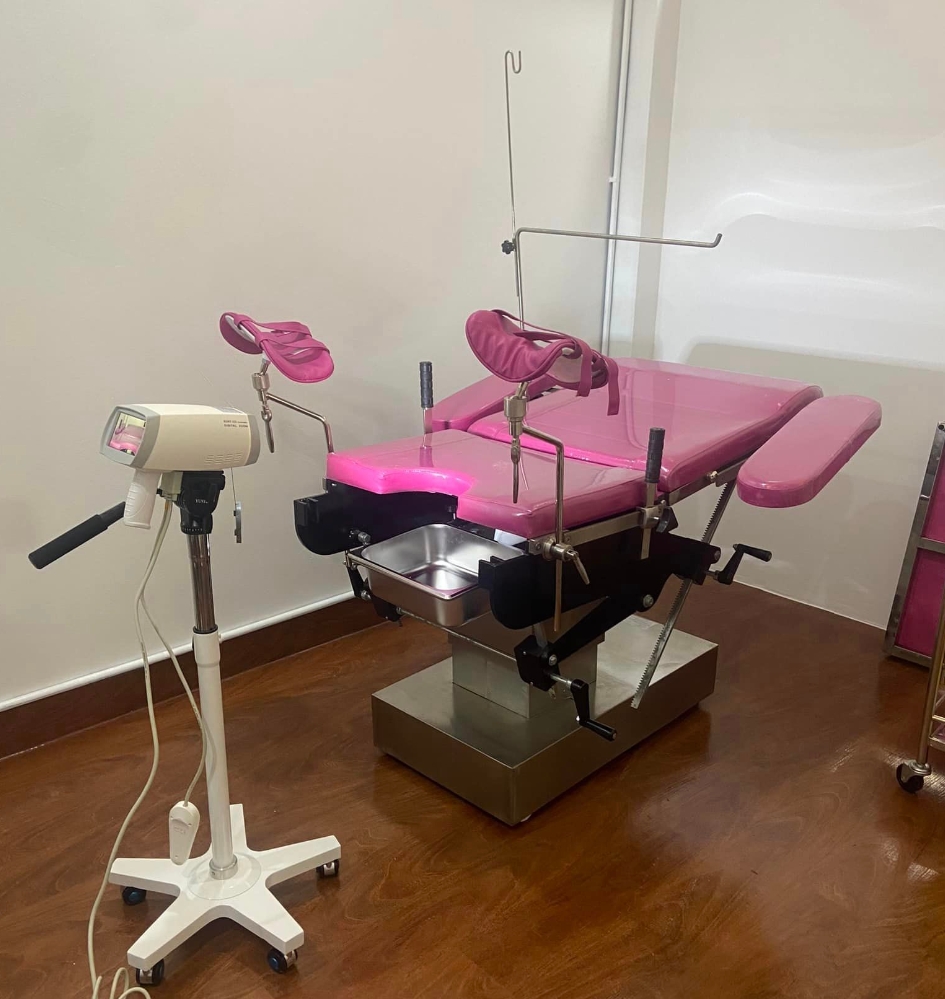 Multi Function Obstetric Delivery Beds Gynaecological Examination Bed With Stirrups