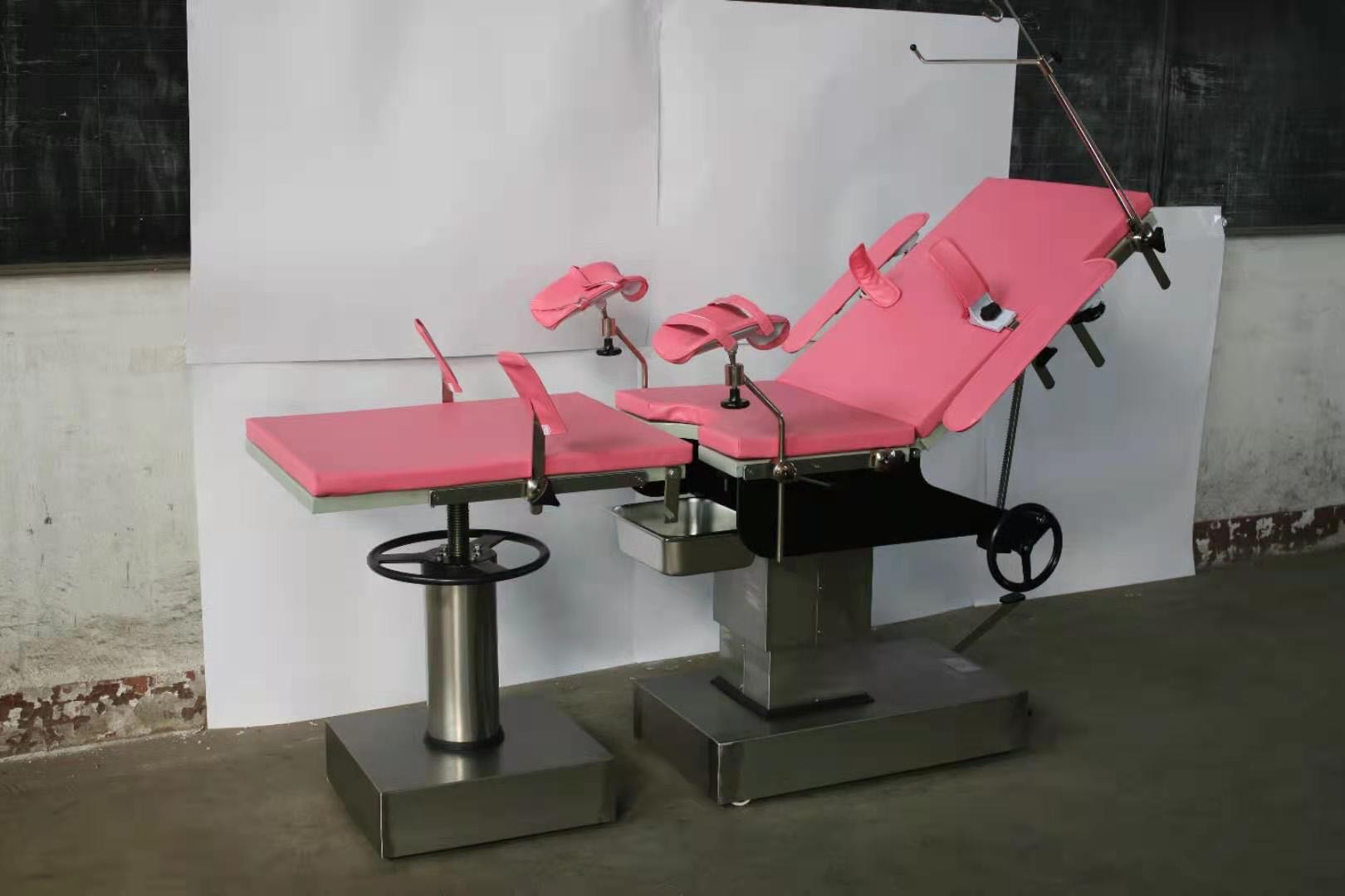 Multi Function Obstetric Delivery Beds Gynaecological Examination Bed With Stirrups