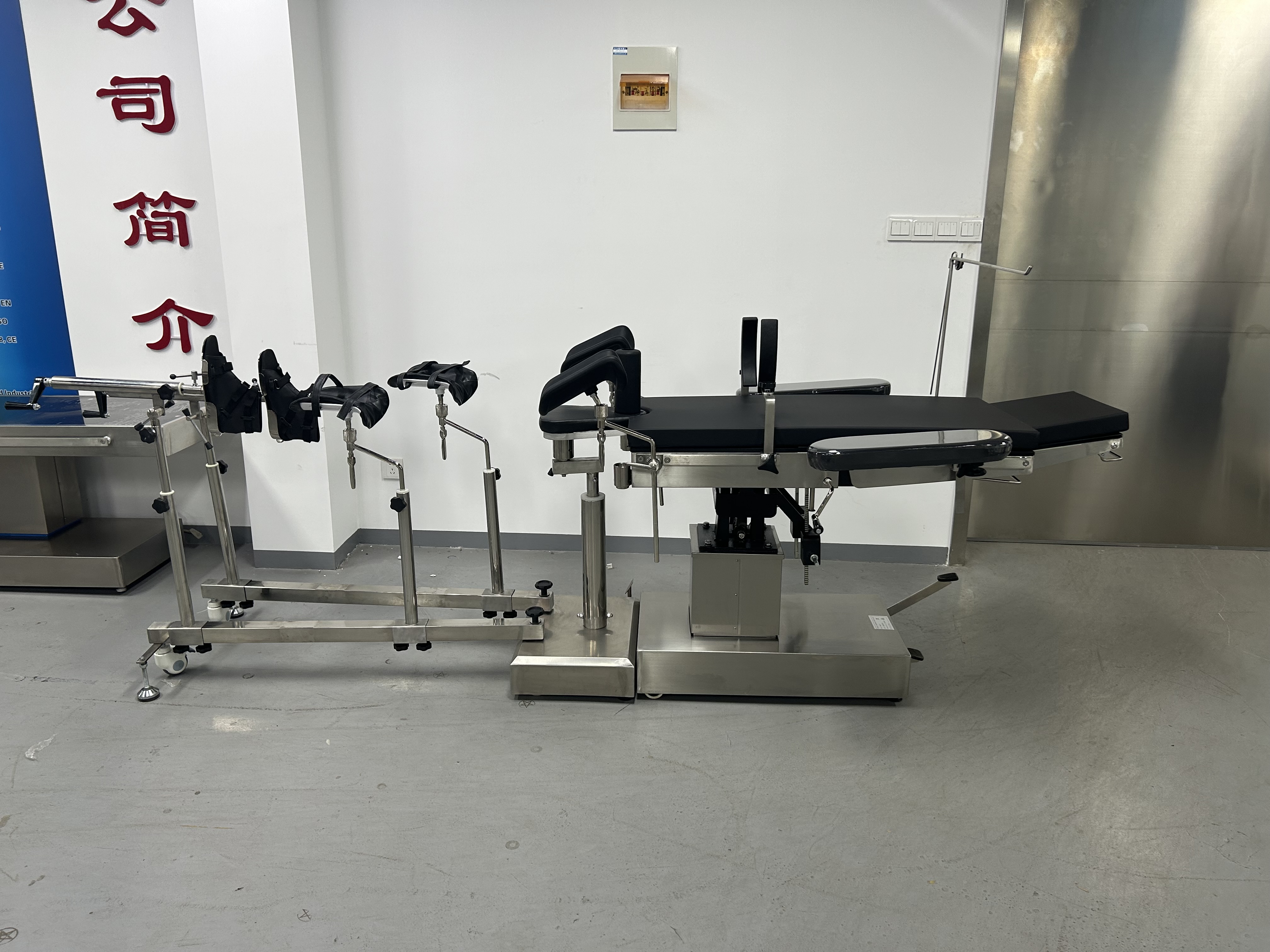 SXS3001-II Universal Orthopedic Manual Hydraulic Operating Table C-ARM X-RAY Radiolucent Orthopedic Surgical Table With Mobile Floor Traction Frame