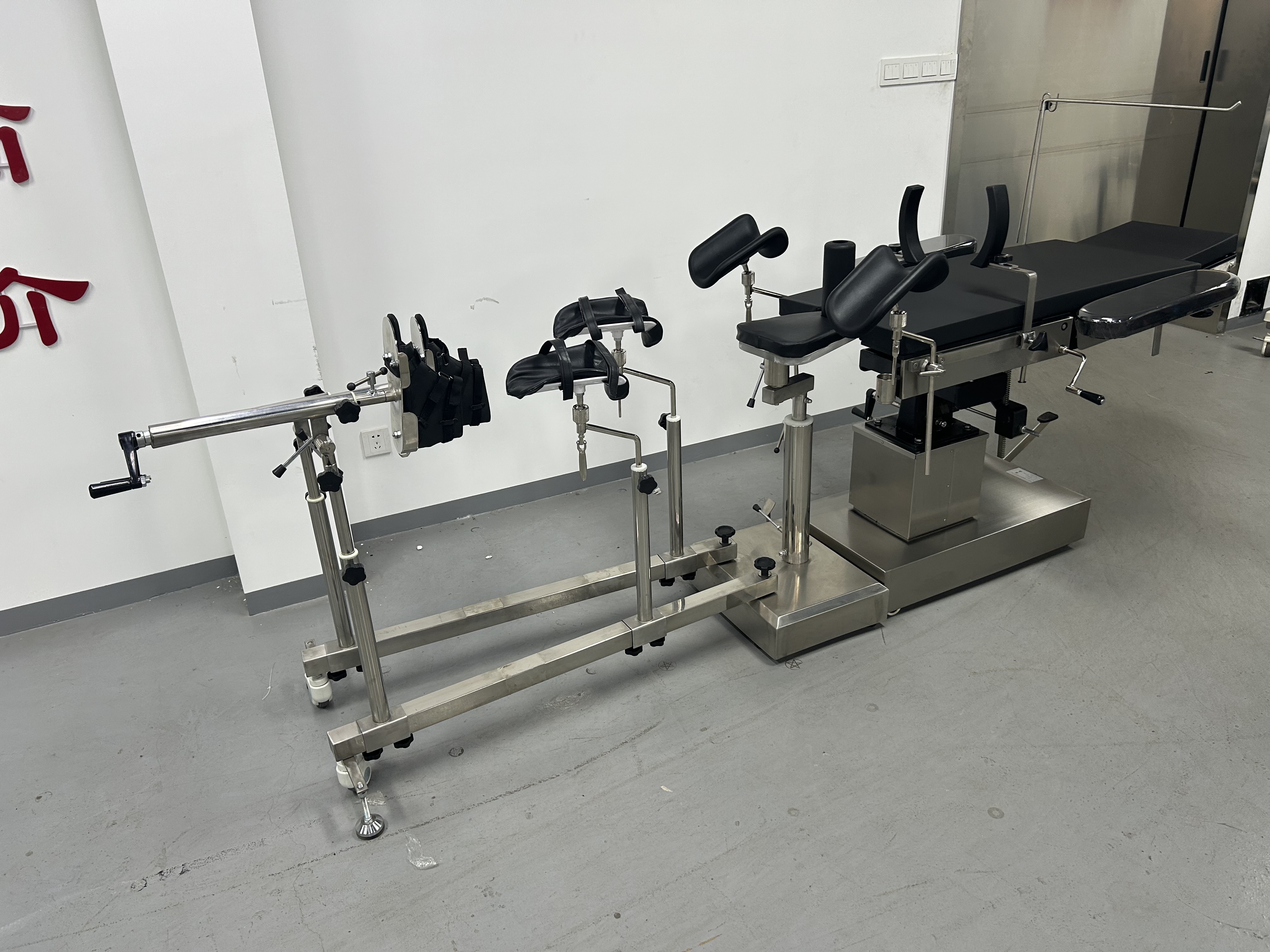 SXS3001-II Universal Orthopedic Manual Hydraulic Operating Table C-ARM X-RAY Radiolucent Orthopedic Surgical Table With Mobile Floor Traction Frame