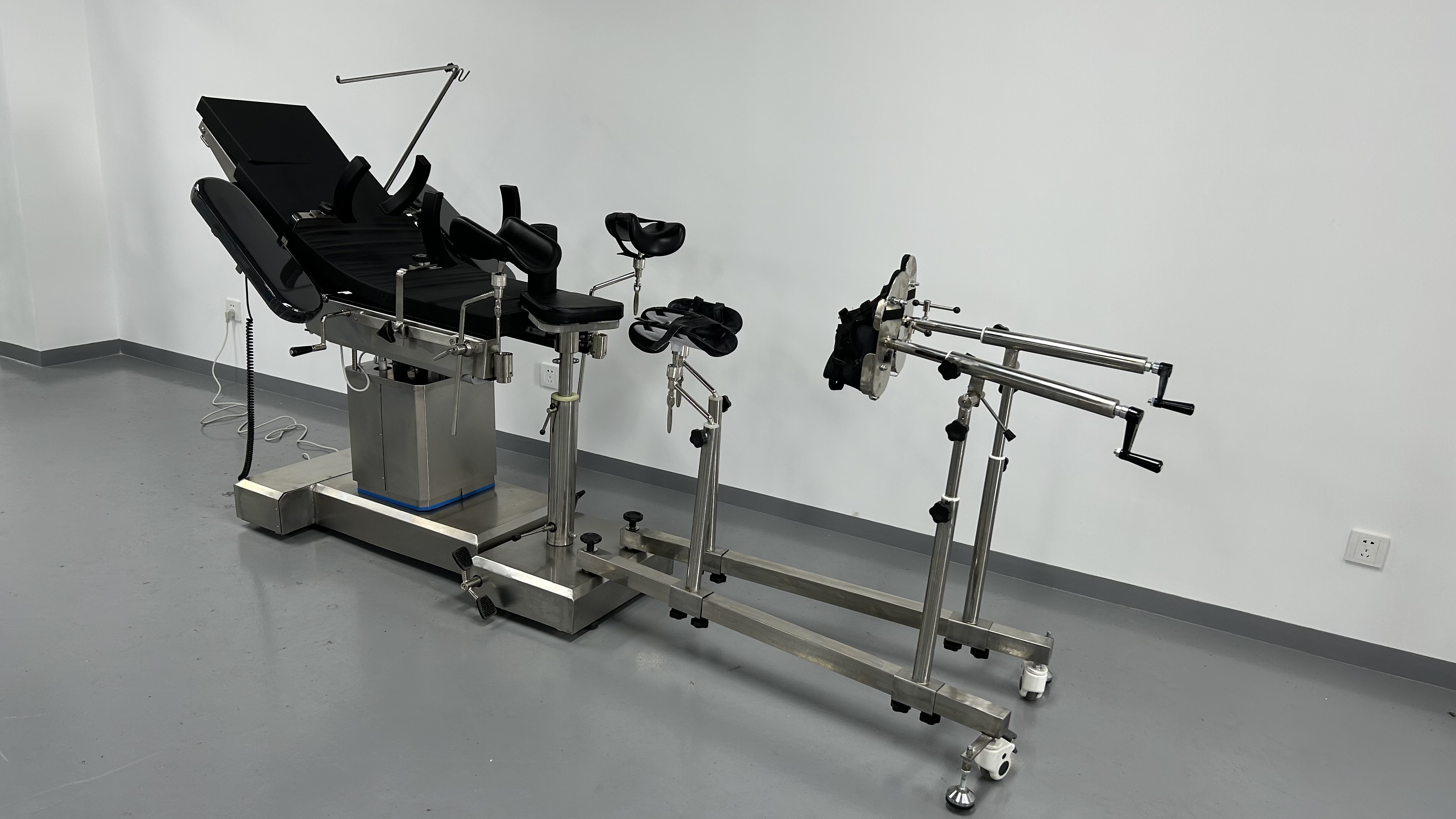 SXD8804-A Electric Operating Table Manufacturer Supplier Universal Orthopedic Radiolucent X-RAY C-ARM Electric Operating Table With Floor Mobile Traction Frame Set