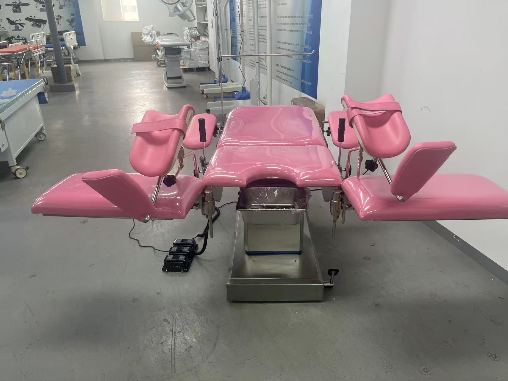 Two Controls Electric Delivery Exam Bed Operation Table Gynecological With Split Leg Plate With Foot Switch