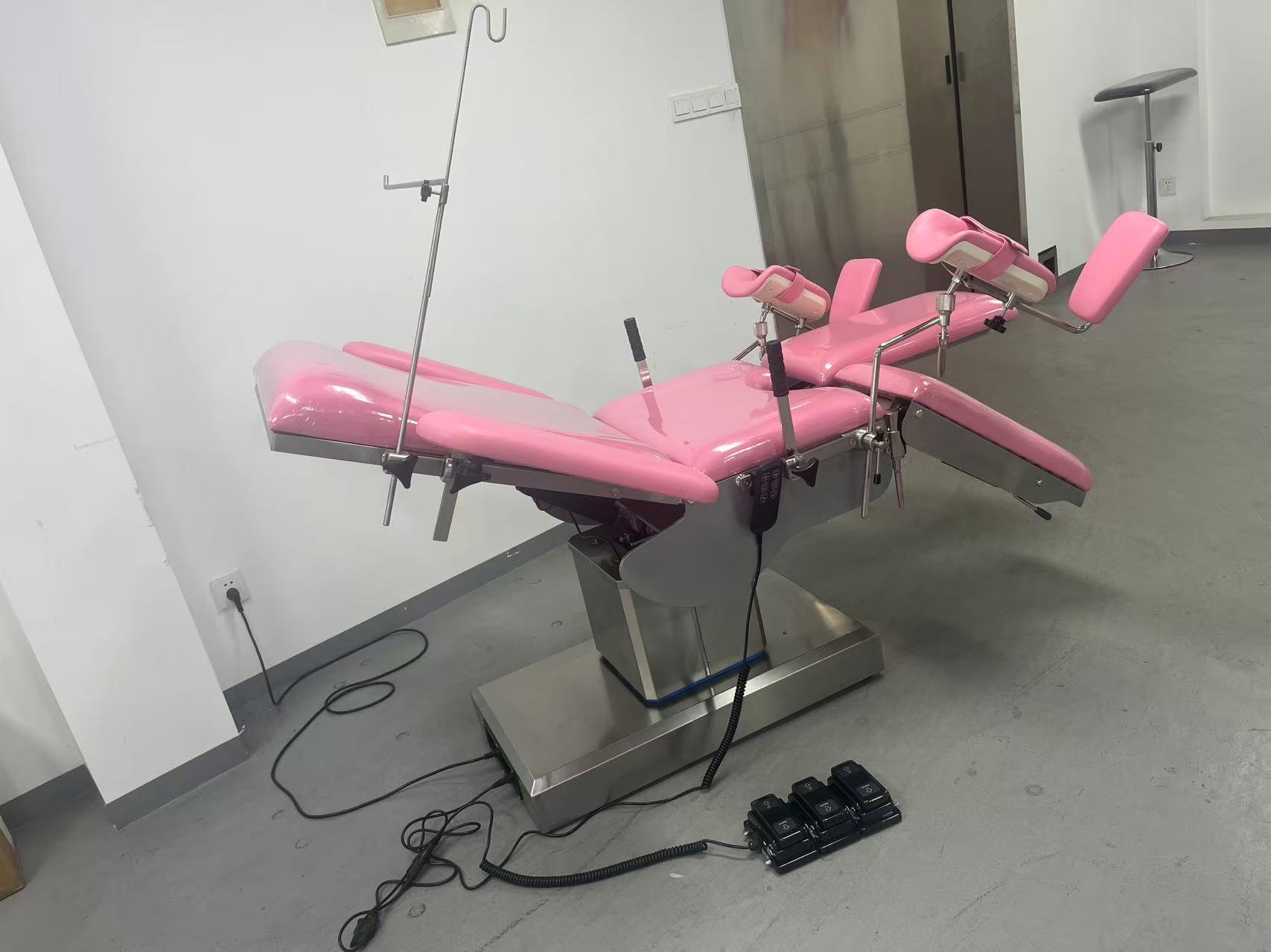 Two Controls Electric Delivery Exam Bed Operation Table Gynecological With Split Leg Plate With Foot Switch