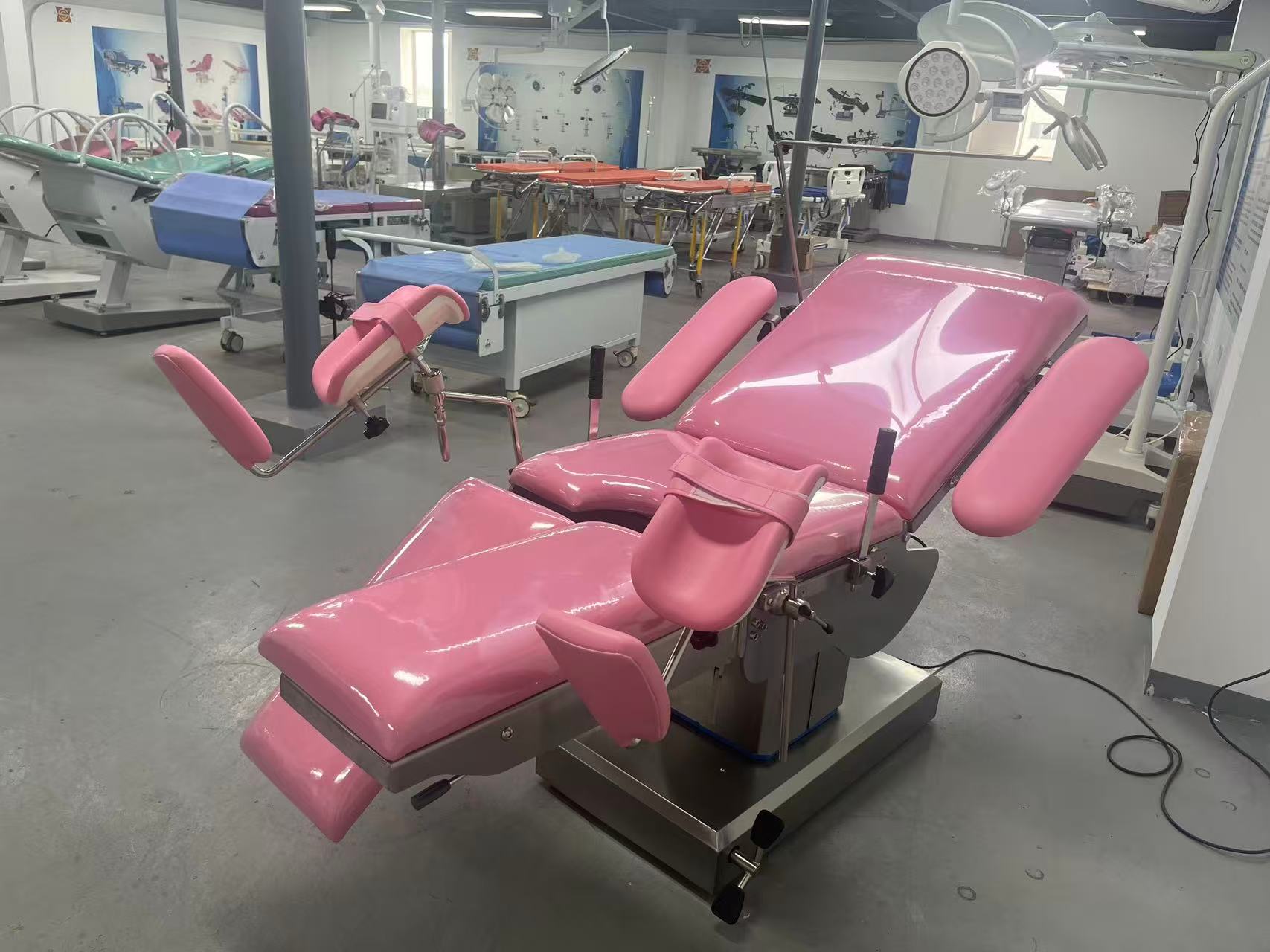 Two Controls Electric Delivery Exam Bed Operation Table Gynecological With Split Leg Plate With Foot Switch